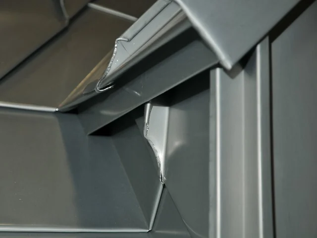 Nahaufnahme der gefalzten Metallbekleidung an einer Gaube.